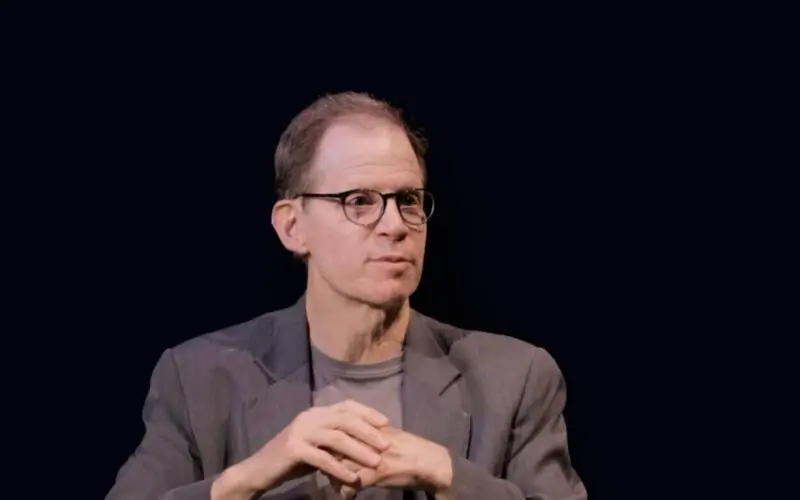 Daniel J. Siegel, psiquiatra y autor de The Power of Showing Up y The Whole-Brain Child